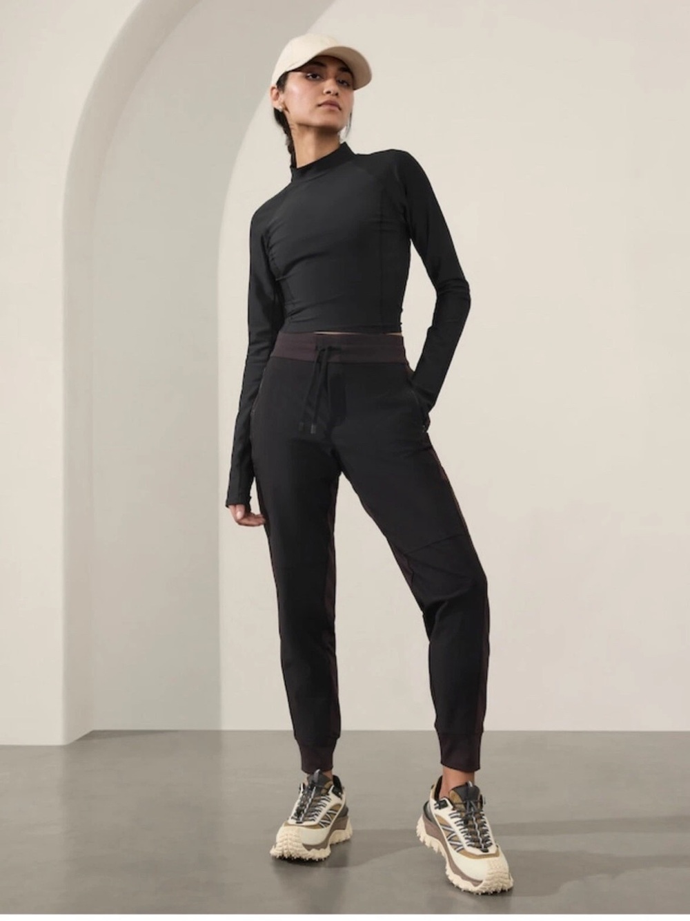 Athleta Headlands Hybrid High Performance Trek Mid Rise Jogger Black SZ 24